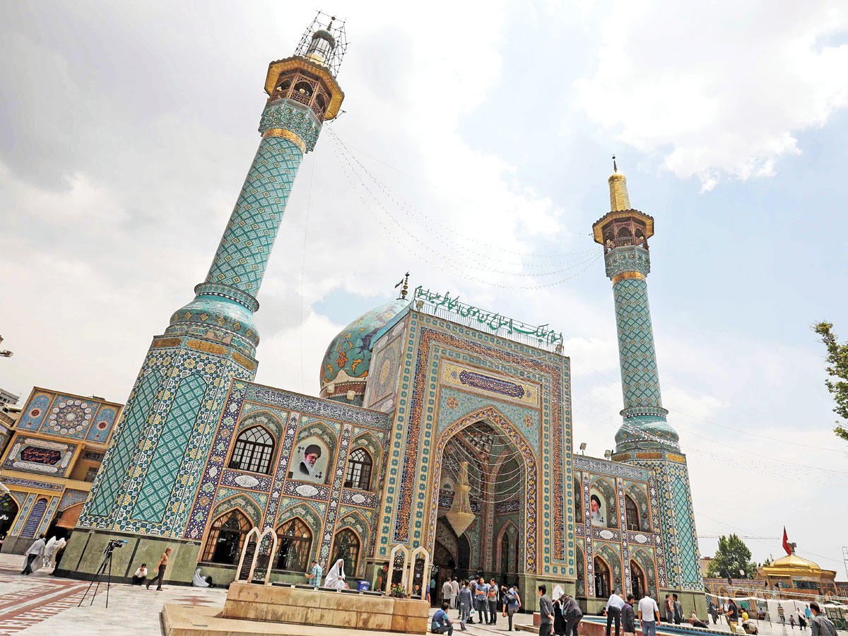 إيرانيون بمحيط مسجد إمام زاده صالح شمال طهران أمس (أ ف ب)