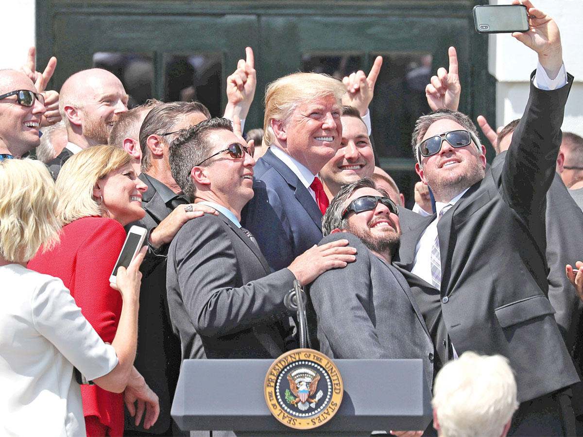 ترامب يلتقط «سيلفي» مع  فريق «نازكار» لسباق السيارات في البيت الأبيض أمس الأول (رويترز)