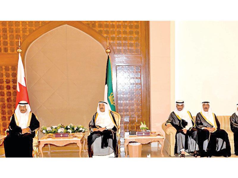 صاحب السمو وضيفه بحضور الغانم وكبار الشيوخ