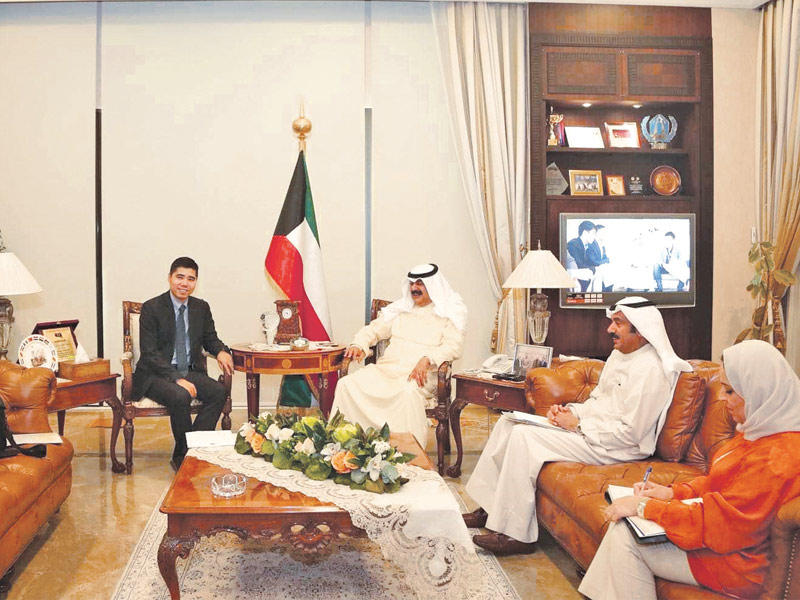 الجارالله أثناء لقائه سفير الصين 