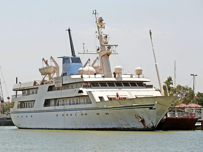 يخت صدام للسياحة:  قرر العراق تحويل يخت صدام حسين «نسيم البصرة» الفخم بسريره ذي الحجم الملكي، والذي يبلغ طوله 82 متراً، إلى استراحة للمرشدين البحريين في ميناء البصرة. وصدام لم يبحر بهذا اليخت، الذي بُني عام 1981، والآن سيستمتع بوسائل الرفاهية فيه المرشدون البحريون الذين يرشدون السفن إلى دخول الميناء والخروج منه.     (رويترز)