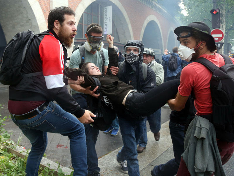 رجال شرطة يرتدون ملابس مدنية يعتقلون متظاهرًا في باريس ، خلال احتجاج على مدار اليوم على مستوى الدولة من قبل موظفي القطاع العام الفرنسي