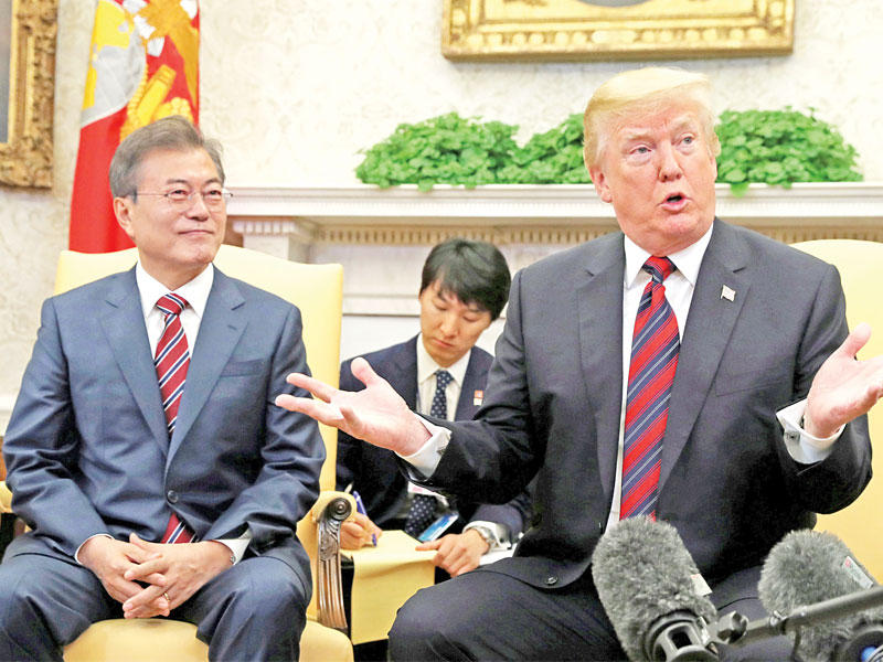 ترامب خلال استقباله نظيره الكوري الجنوبي أمس الأول في البيت الأبيض t(رويترز)