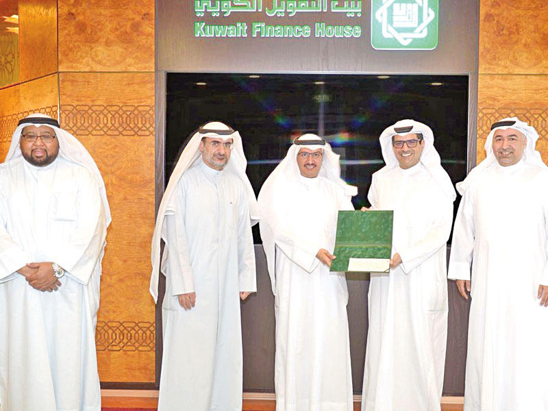 الناهض والمخيزيم يسلمان الشيك إلى بيت الزكاة