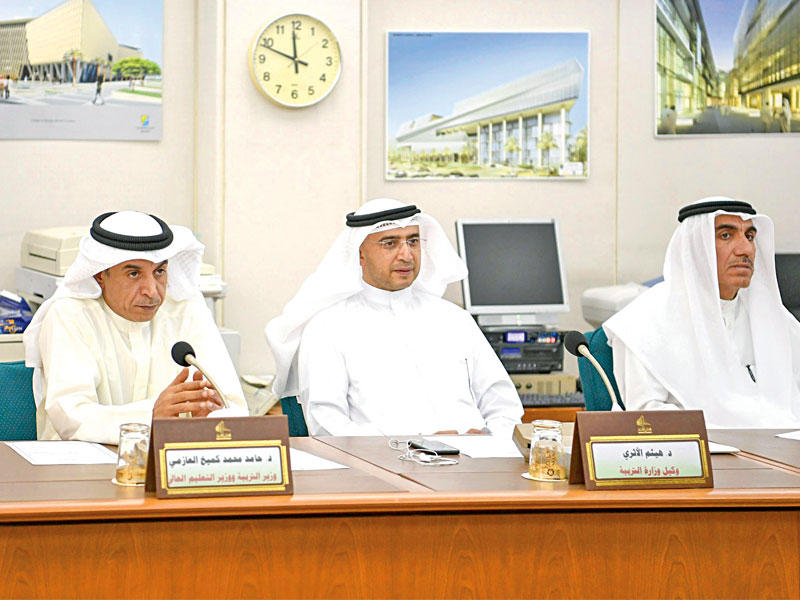 العازمي والأثري والأنصاري خلال الاجتماع