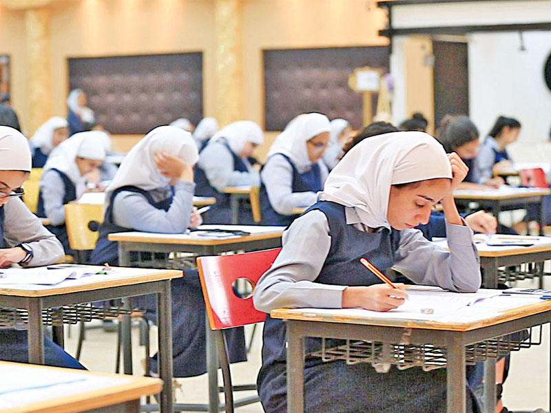 جانب من الاختبارات أمس