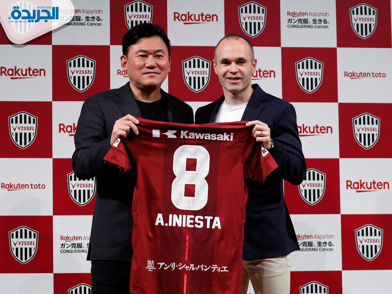 إنييستا مع ميكيتاني، في مؤتمر صحفي للإعلان عن انضمامه لفيسل كوبي