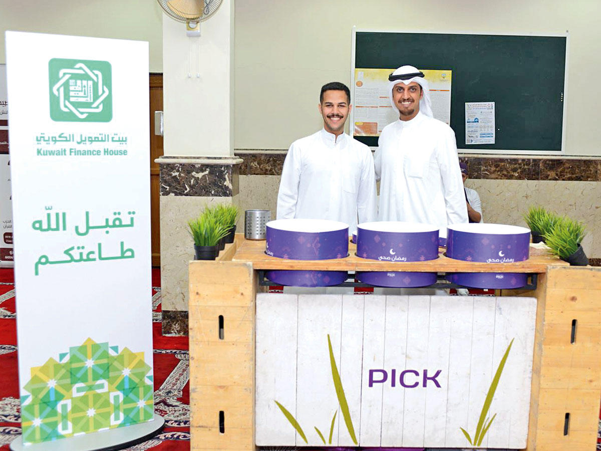 جانب من تقديم الضيافة للمصلين