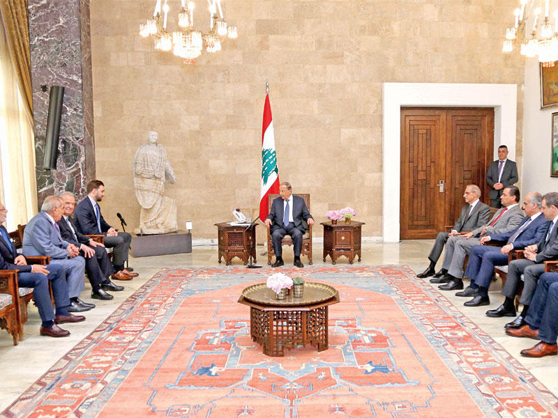 عون مستقبلاً أمس كتلة «اللقاء الديمقراطي» التي سمّت الحريري لرئاسة الحكومة (دالاتي ونهرا)