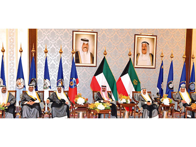 صاحب السمو وولي العهد يتوسطان كبار الشيوخ خلال زيارة «الداخلية»
