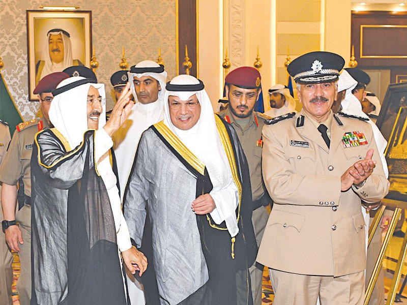 الأمير لدى زيارته مبنى وزارة الداخلية ويبدو الوزير خالد الجراح n