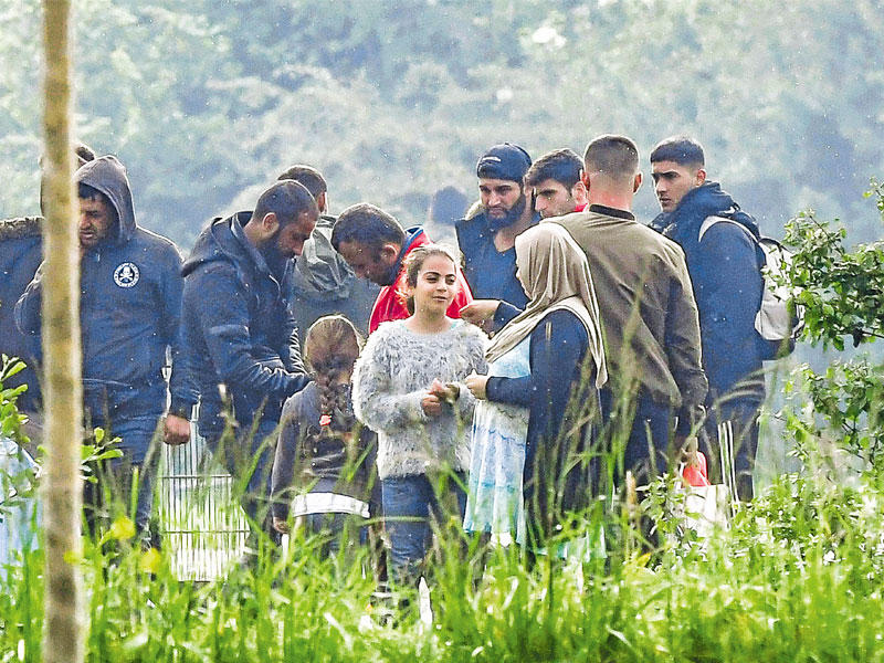 إجلاء مهاجرين من أكراد العراق في غراند سينث شمال فرنسا أمس الأول (أ ف ب)