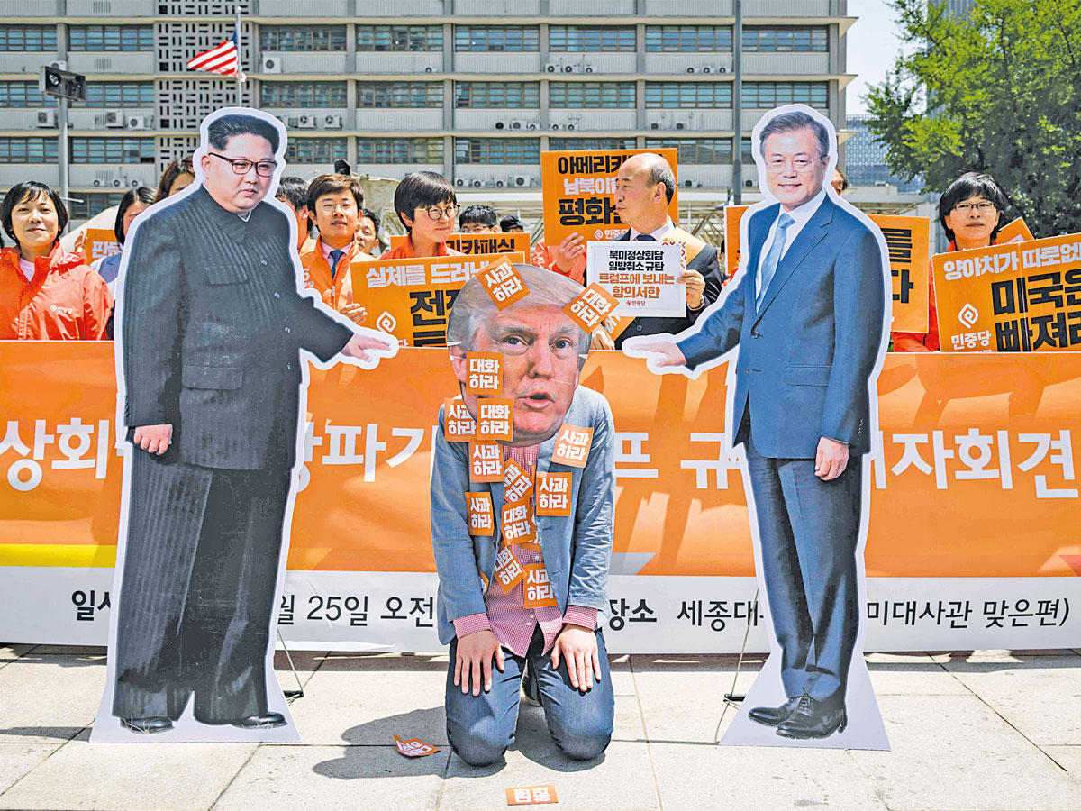 تظاهرة أمام السفارة الأميركية في سيول أمس احتجاجاً على إلغاء القمة بين ترامب وكيم وتدعو لاستمرار الحوار بين أميركا والكوريتينt(أ ف ب)