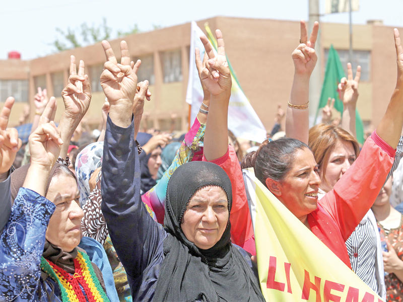 كرديات يتظاهرن ضد التغيير الديموغرافي في القامشلي أمس (أ ف ب)