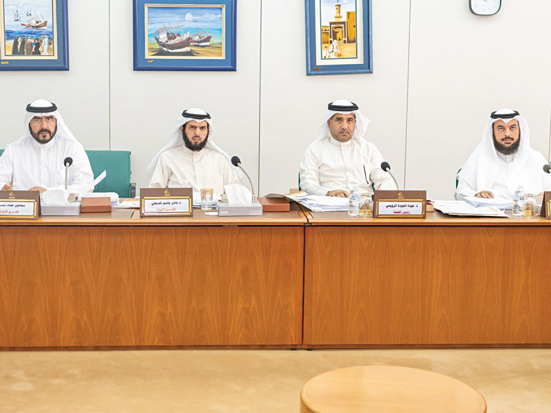 الحربش حاضراً اجتماع «التعليمية»