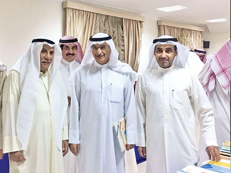 الحمد متوسطاً الرميضي وعادل العبدالمغني