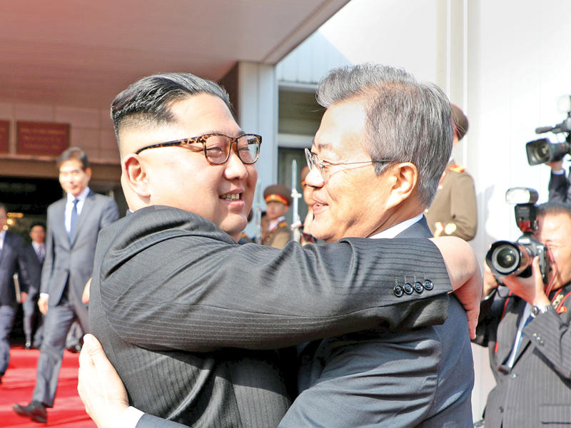 زعيما الكوريتين خلال لقائهما أمس