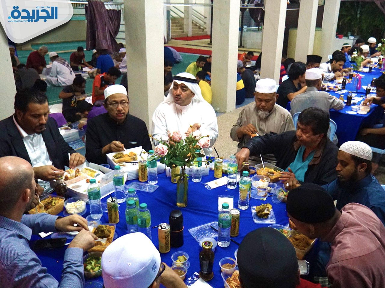  الصائمين أثناء تناولهم وجبة الإفطار في مسجد الفلاح في ماليزيا