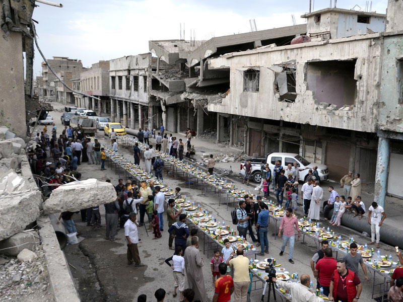 عراقيون يفطرون جميعا في مدينة الموصل وسط الدمار والحطام في 23 من الشهر الجاري (إي بي أيه)