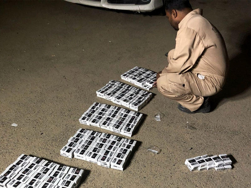 الموقوف وأمامه المضبوطات