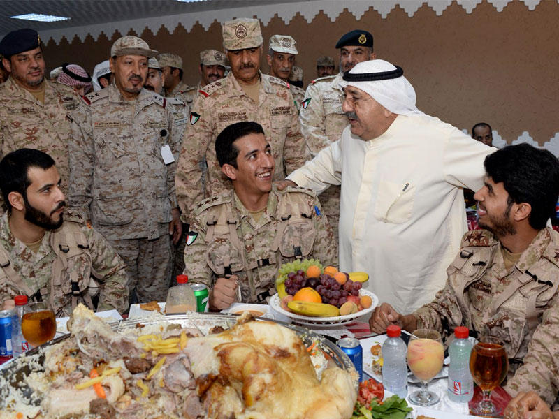 النائب الأول خلال الإفطار مع المشاركين في عملية «إعادة الأمل»