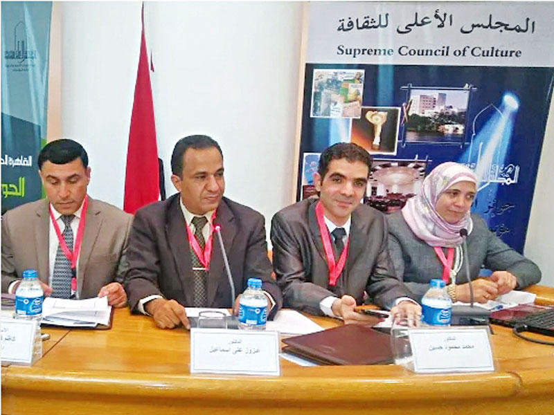 عزوز إسماعيل في إحدى الندوات