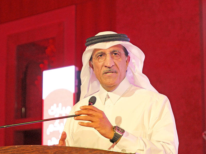 الشيخ عبدالله بن محمد آل ثاني يلقي كلمة للموظفين