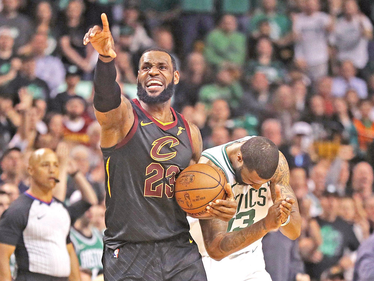 ليبرون جيمس يحتفل بالفوز على بوسطن