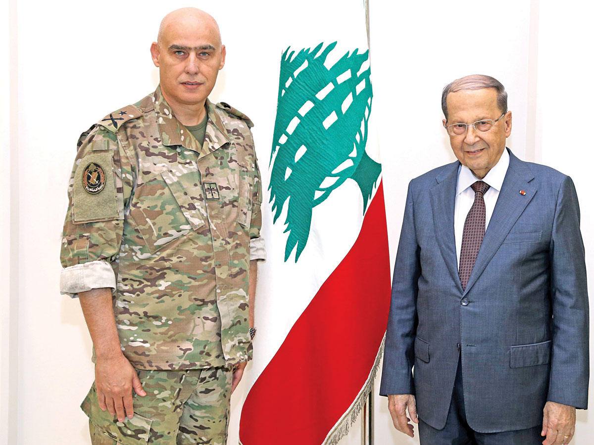 الرئيس اللبناني مستقبلاً العميد مالك شمس المدير العام لإدارة الجيش 