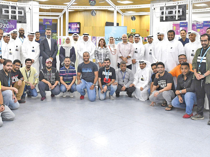 الروضان تتوسط مسؤولي الإدارة التنفيذية وموظفي مركز الاتصال 