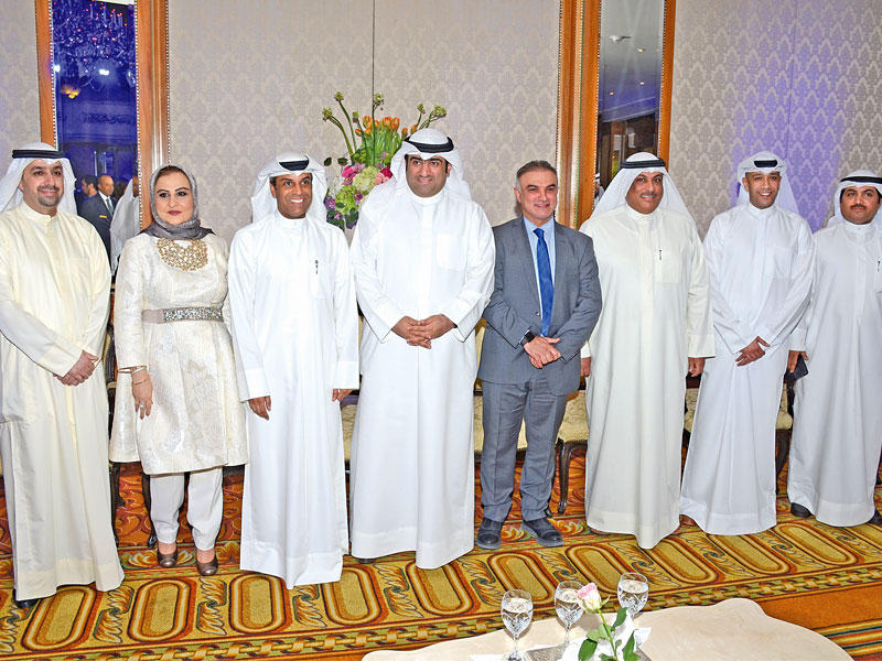 خالد الروضان في لقطة جماعية مع قيادات «التجارة»