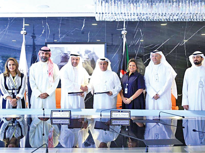 المضف والسميط يتوسطان كوادر بنكي الائتمان والأهلي الكويتي