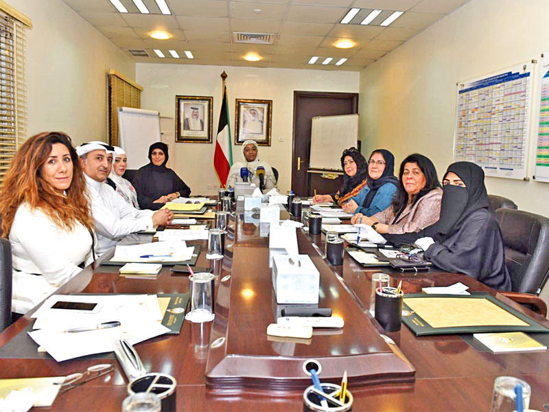 الهاجري خلال ترؤسها الاجتماع مع ممثلي «حقوق الإنسان»