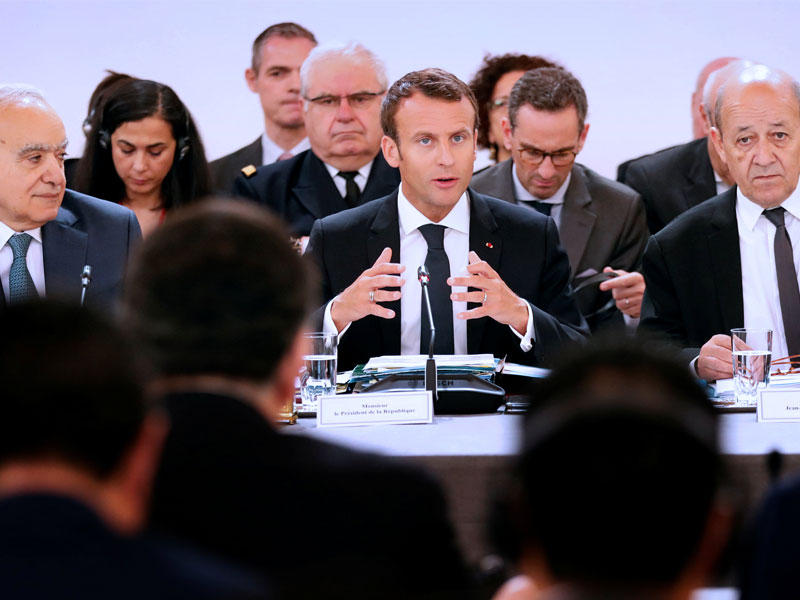 ماكرون متحدثاً إلى فرقاء ليبيا في الإليزيه أمس (رويترز)