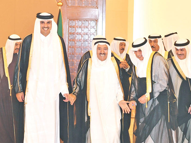 الأمير مستقبلاً تميم في قصر السيف أمس الأول ويبدو عدد من كبار الشيوخn