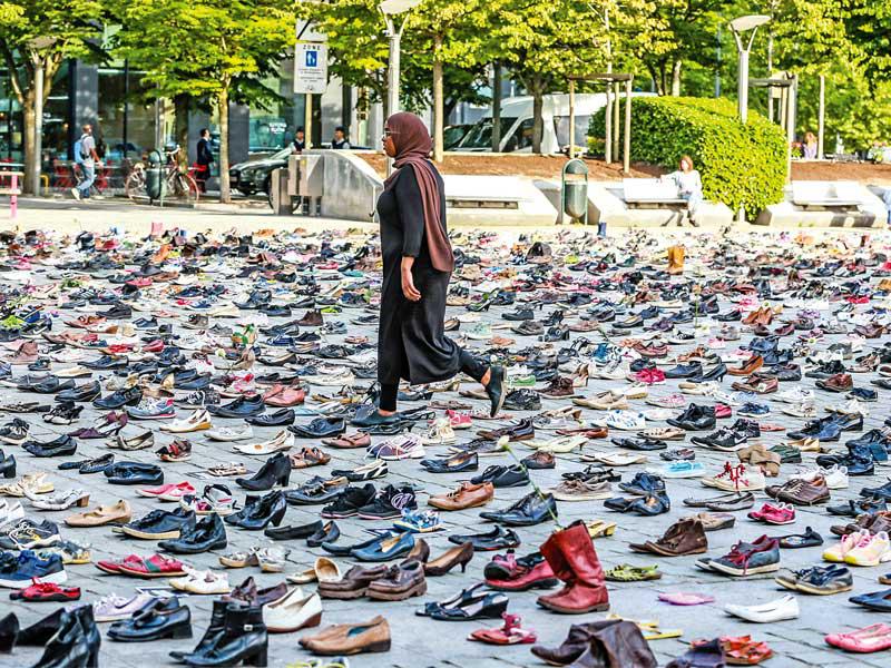 مئات الأحذية وضعها ناشطون من منظمة «آفاز» الحقوقية قرب المجلس الأوروبي في بروكسل تمثل كل حياة أُزهقت في فلسطين  (اي بي آي)