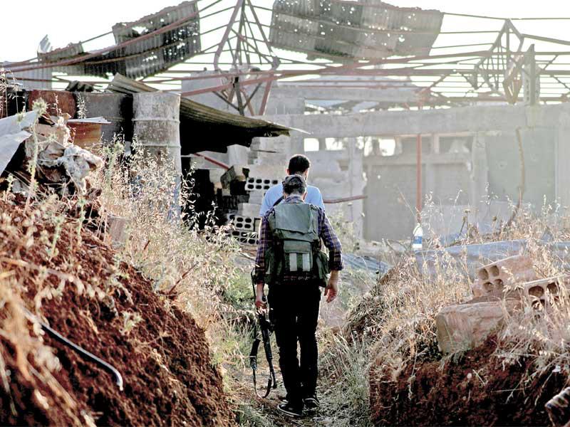 مقاتلان من الجيش الحر في منطقة اليادودة بسهل حوران في درعا أمس الأولt(رويترز)