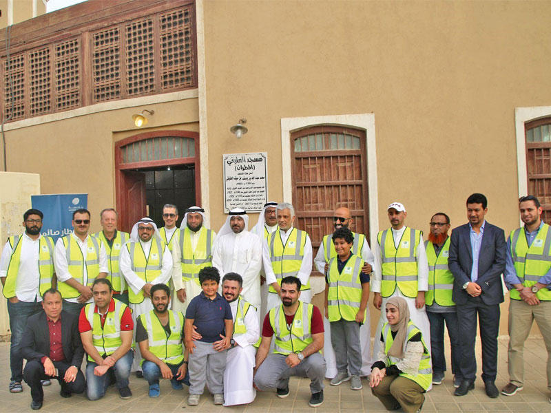 شاهين الغانم يتوسط المجموعة