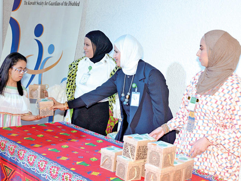 توزيع القرقيعان على الاطفال