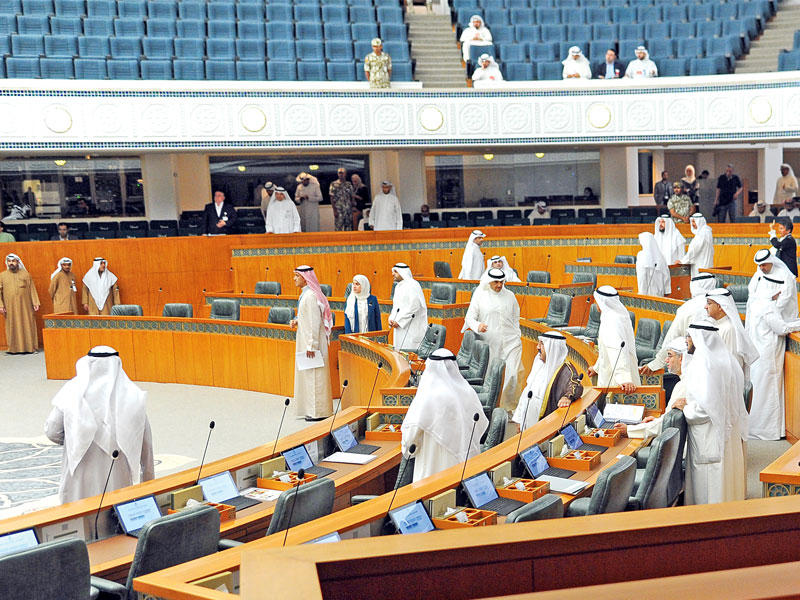 جلسة أمس بعد رفعهاt (تصوير عبدالله الخلف)