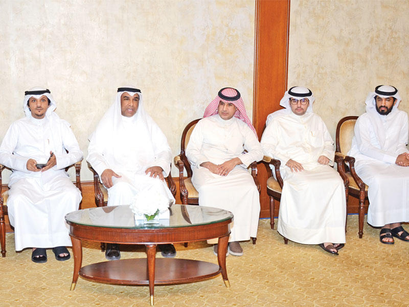 النمش والمطيري يتوسطان الحضور في غبقة «الشفافية» أمس الأول (تصوير ميلاد غالي)