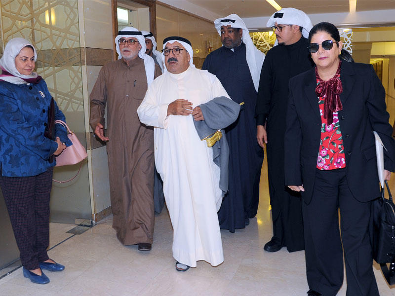 ناصر الصباح وبجانبه خورشيد عقب حضور اجتماع سابق للجنة المالية