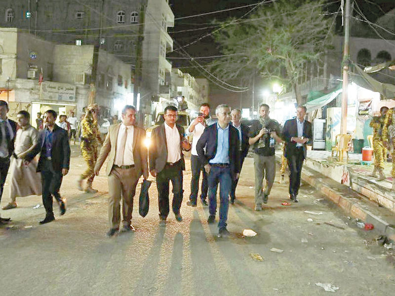 جولة لوفد برلماني فرنسي في أسواق مدينة مأرب أمس الأول  (تويتر)