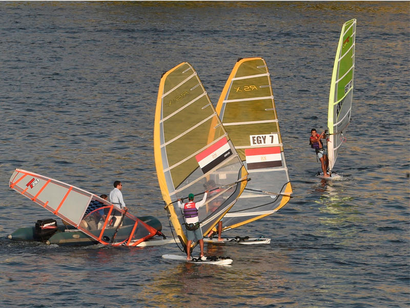 مصريون يتدرّبون في نهر النيل على استخدام المراكب الشراعية (ا ف ب)  