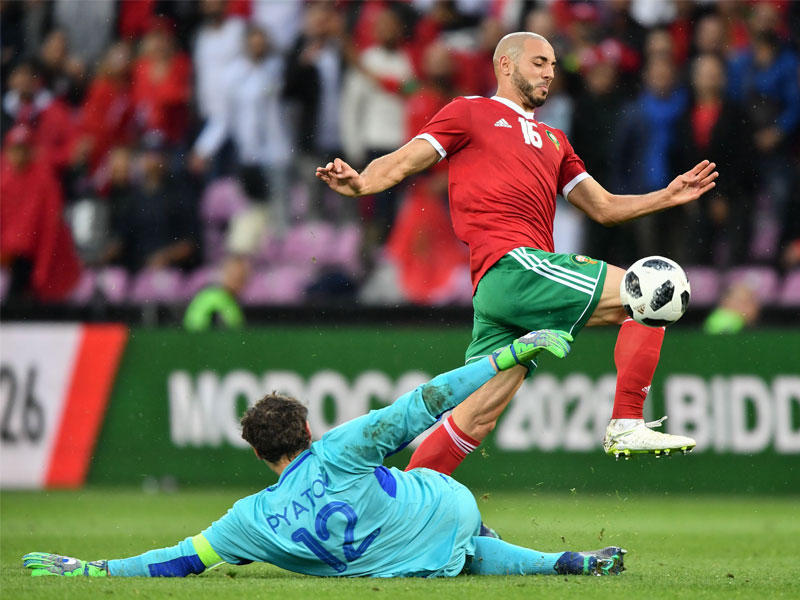 الحارس الأوكراني يتصدى لإحدى الهجمات المغربية