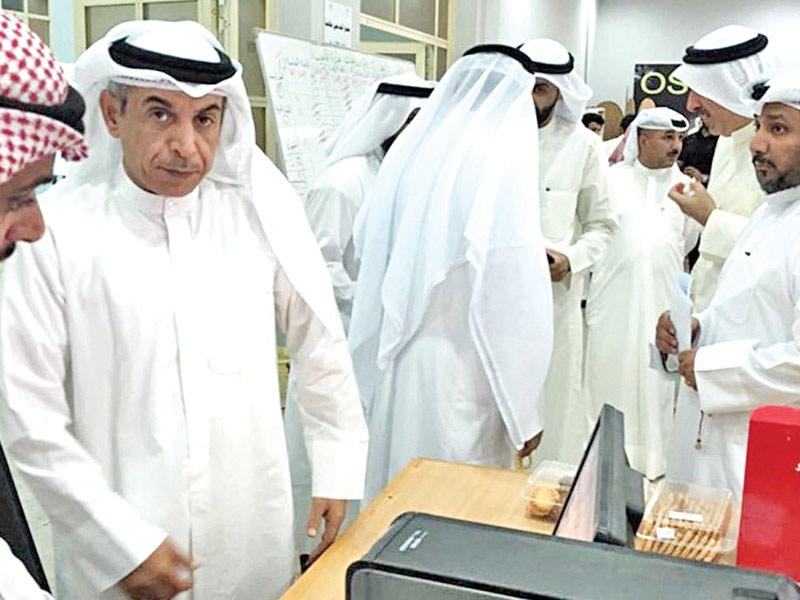 العازمي متفقداً كنترول العلمي أمس الأول