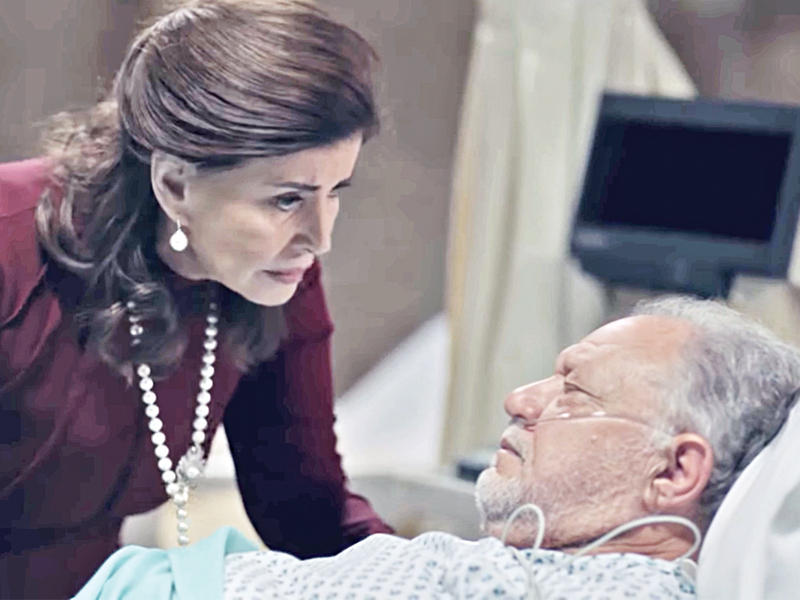 الفخراني وميرفت أمين في مسلسل «بالحجم العائلي» 