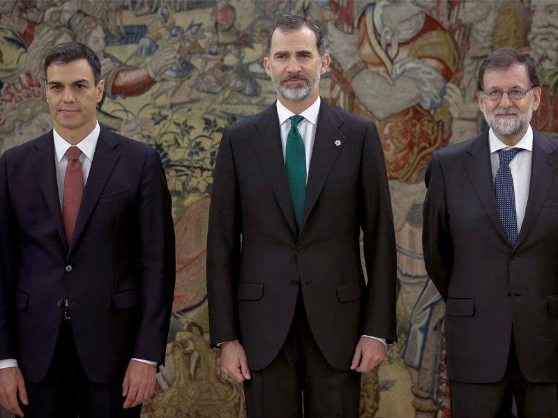 الملك فليبي متوسطاً سانشيز وراخوي في قصر «لاثاراثويلا» قرب مدريد أمس        (أ ف ب)