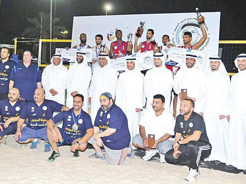 الغانم والنصف في صورة جماعية مع المكرمين