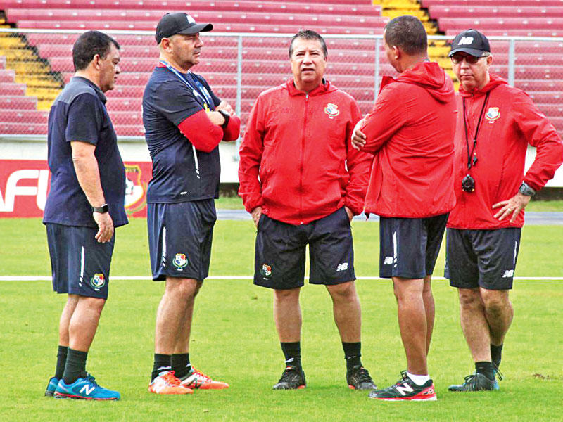 غوميز يقود تدريبات منتخب بنما